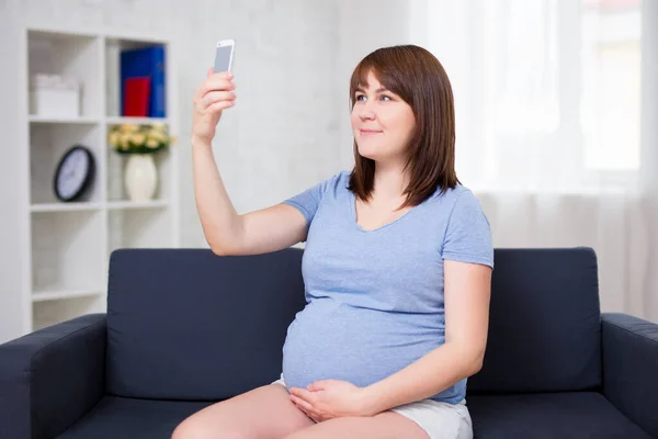 Glückliche Junge Schwangere Frau Macht Selfie Foto Mit Smartphone Wohnzimmer — Stockfoto