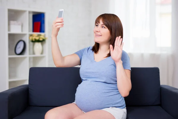 Gravid Kvinna Som Tar Selfie Foto Med Smart Telefon Vardagsrummet — Stockfoto
