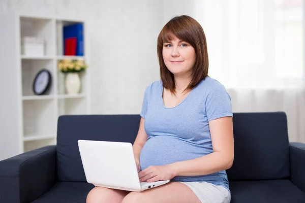 Mladá Krásná Těhotná Žena Sedí Obývacím Pokoji Pomocí Notebooku — Stock fotografie