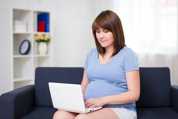 Jovem Bela Mulher Grávida Usando Laptop Casa — Fotografia de Stock