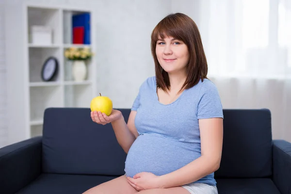 Junge Schwangere Frau Sitzt Mit Gelbem Apfel Wohnzimmer — Stockfoto