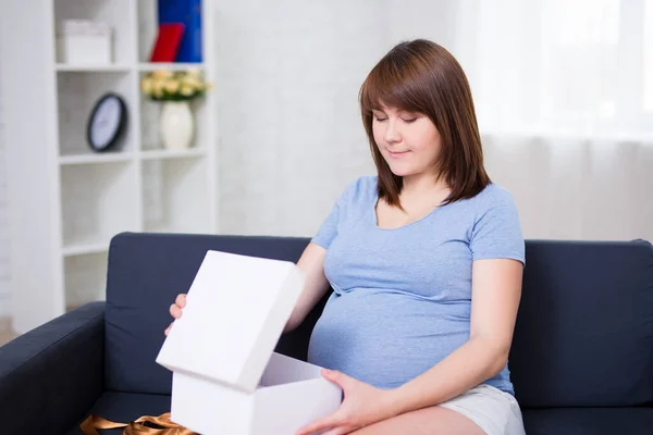 Porträt Einer Glücklichen Schwangeren Beim Öffnen Einer Geschenkbox Wohnzimmer — Stockfoto