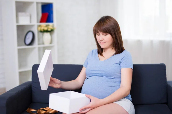 Retrato Mujer Embarazada Bonita Joven Feliz Con Caja Regalo — Foto de Stock