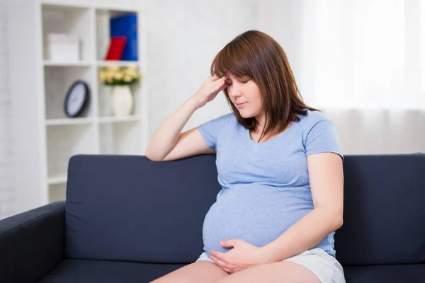 Mujer Embarazada Con Dolor Cabeza Dolor Sala Estar — Foto de Stock