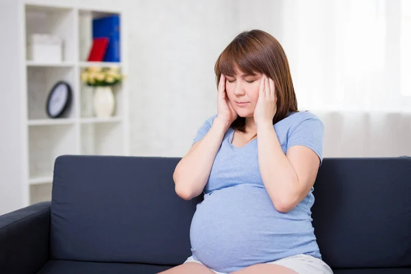 Retrato Mujer Embarazada Con Dolor Cabeza Dolor Sentado Sala Estar — Foto de Stock