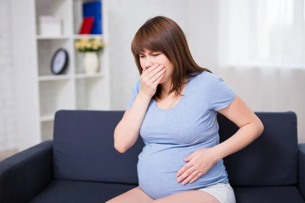 Jonge Zwangere Vrouw Lijdt Aan Misselijkheid Thuis — Stockfoto