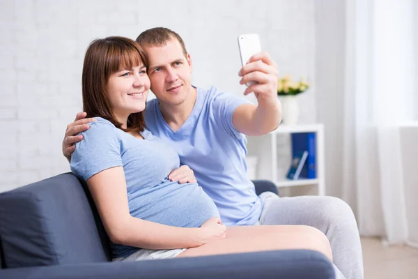 Felice Donna Incinta Suo Marito Scattare Foto Selfie Con Smart — Foto Stock