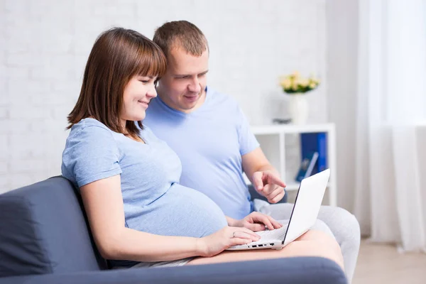 Online Shopping Koncept Gravid Kvinna Och Hennes Man Använder Laptop — Stockfoto