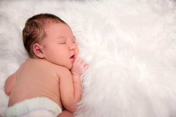 Γκρο Πλαν Πορτρέτο Του Χαριτωμένα Ύπνου Νεογέννητο Μωρό Και Αντίγραφο — Φωτογραφία Αρχείου