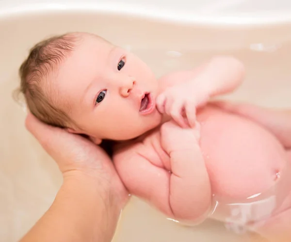 Χαριτωμένο Μικρό Νεογέννητο Μωρό Μπάνιο Στα Χέρια Του Πατέρα — Φωτογραφία Αρχείου