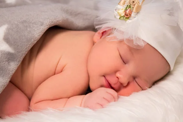 Κοντινό Πλάνο Του Χαριτωμένο Ύπνο Και Χαμογελαστό Νεογέννητο Μωρό Λευκό — Φωτογραφία Αρχείου