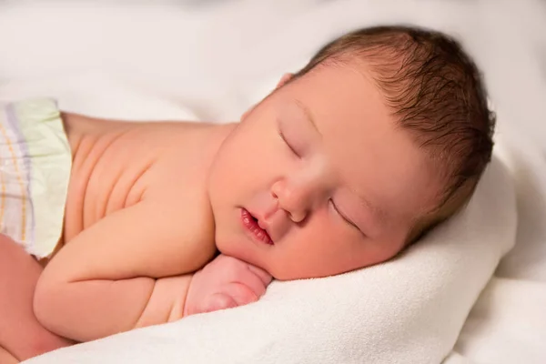 Κοντινό Πλάνο Του Χαριτωμένου Νεογέννητου Ύπνου Πάνω Από Λευκή Γούνα — Φωτογραφία Αρχείου