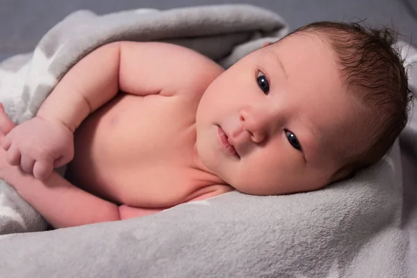 Κοντινό Πλάνο Του Χαριτωμένο Μικρό Νεογέννητο Μωρό Στο Κρεβάτι — Φωτογραφία Αρχείου