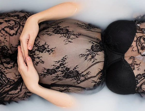 Gros Plan Ventre Enceinte Robe Dentelle Dans Bain Avec Lait — Photo