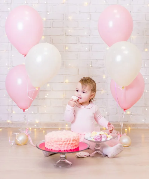 Conceito Festa Aniversário Bonito Menina Comendo Bolo Sobre Parede Tijolo — Fotografia de Stock