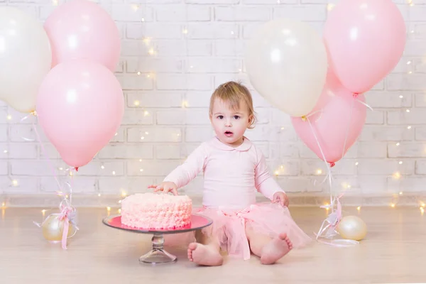 Celebração Aniversário Menina Engraçada Com Bolo Sobre Fundo Parede Tijolo — Fotografia de Stock