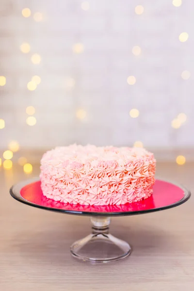 Conceito Aniversário Aniversário Bolo Creme Rosa Sobre Fundo Tijolo Com — Fotografia de Stock