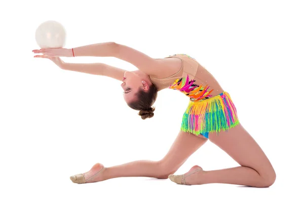 白い背景に孤立したボールで体操をする美しいスポーティ女性 — ストック写真