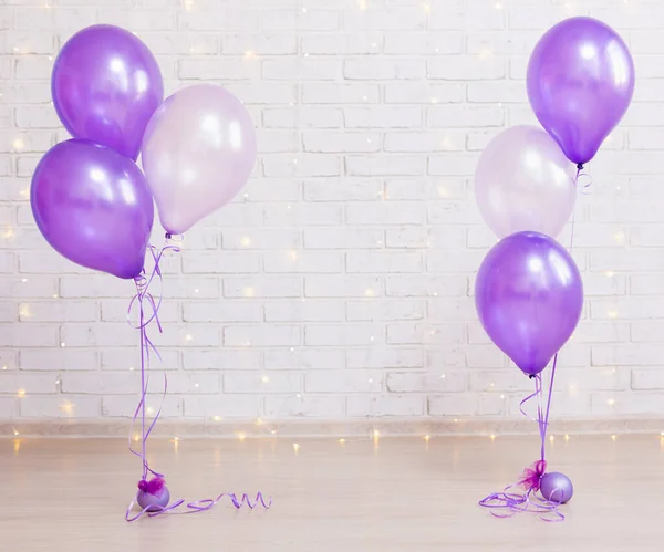 Koncepcja Przyjęcia Urodzinowego Ceglane Tło Ściany Światłami Fioletowymi Balonami — Zdjęcie stockowe