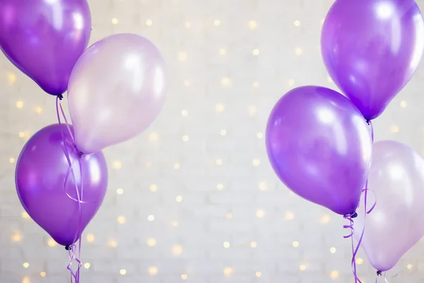 Fundo Festa Balões Roxo Sobre Fundo Parede Tijolo Branco Com — Fotografia de Stock