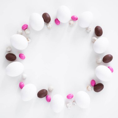 Paskalya arkaplanı - daire çerçevesini yumurta ve tatlılarla kapatın