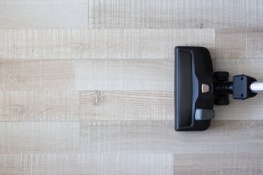 Tahta parke zemin üzerinde elektrik süpürgesinin üst görünümü