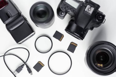 modern fotoğraf makinesi, lensler ve ekipmanlar beyaz masa arkaplanı üzerinde