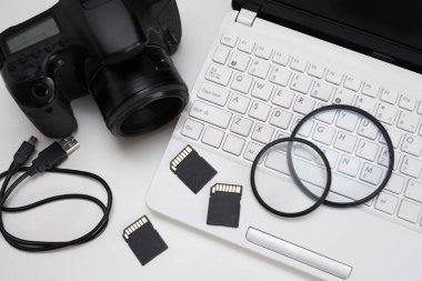 fotoğraf konsepti - kamera, ekipman ve bilgisayarın üst görünümü