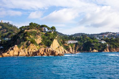 İspanya 'daki kayalık ve mavi denizin güzel manzarası