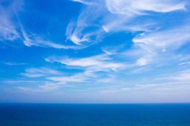 Güneşli bir günde güzel bir deniz Mavi gökyüzü ve bulutlarla