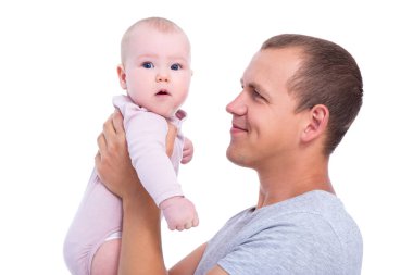 Beyaz arka planda izole edilmiş küçük kızıyla mutlu genç baba portresi.