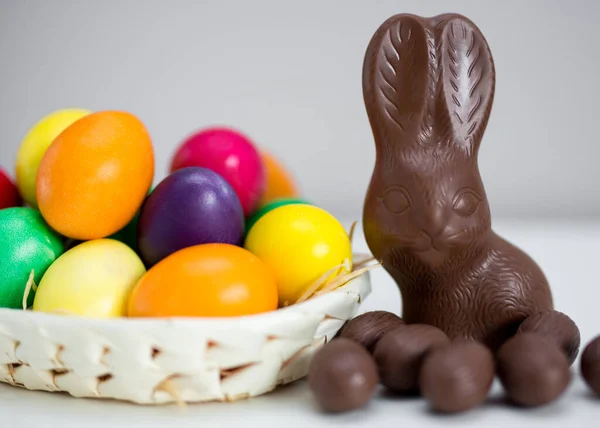 Tło Wielkanocne Kolorowe Malowane Jajka Czekoladowy Króliczek Słodycze — Zdjęcie stockowe