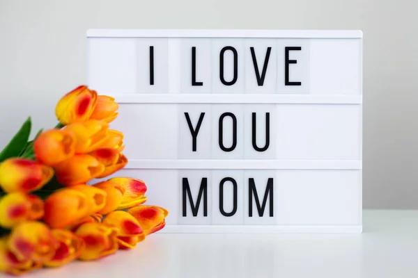 Dzień Matki Vintage Lightbox Słowami Kocham Cię Mamo Kwiatami Stole — Zdjęcie stockowe