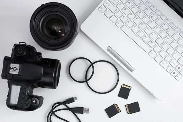 Bovenaanzicht Van Dslr Camera Lenzen Foto Apparatuur Laptop Witte Tafel — Stockfoto