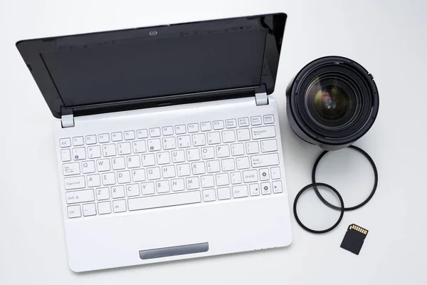 写真家の職場 白いテーブルの背景にラップトップと写真機器 — ストック写真