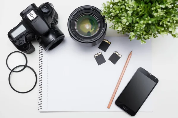 Fotografens Arbetsplats Kamera Fotoutrustning Smarttelefon Och Anteckningsblock Med Penna Över — Stockfoto