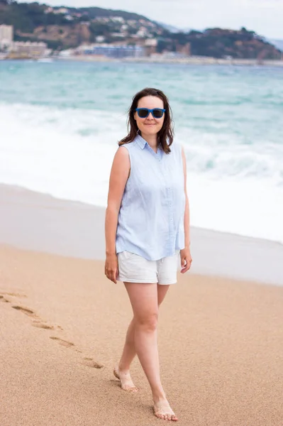 Letní Koncept Mladá Žena Kráčí Letní Písečné Pláži — Stock fotografie