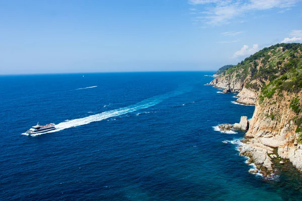 Schöne Aussicht Auf Felsige Klippen Und Moderne Jacht Blauen Meer — Stockfoto