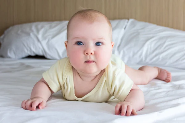 Porträt Eines Kleinen Babys Das Auf Dem Bett Liegt — Stockfoto