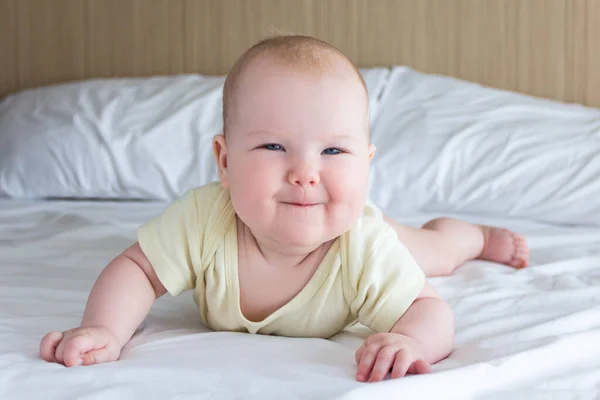 Ritratto Del Piccolo Bambino Sorridente Sdraiato Sul Letto — Foto Stock