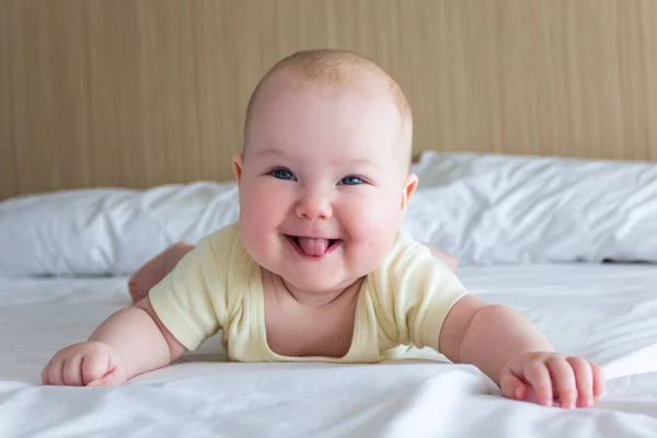 Ritratto Bambino Divertente Felice Sdraiato Sul Letto — Foto Stock