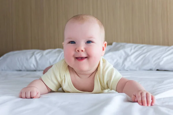 Porträtt Rolig Liten Bebis Liggande Sängen — Stockfoto