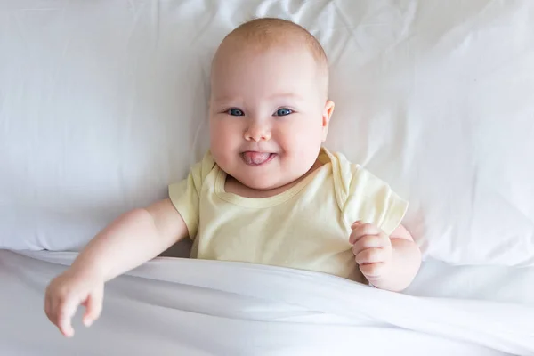 Vista Dall Alto Divertente Bambina Sdraiata Sul Letto Sotto Coperta — Foto Stock