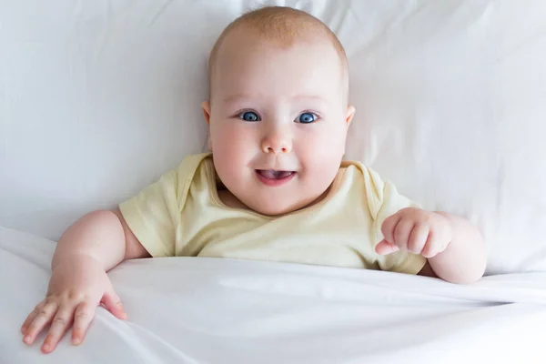 Vista Dall Alto Carina Sorpresa Bambina Sdraiata Sul Letto — Foto Stock