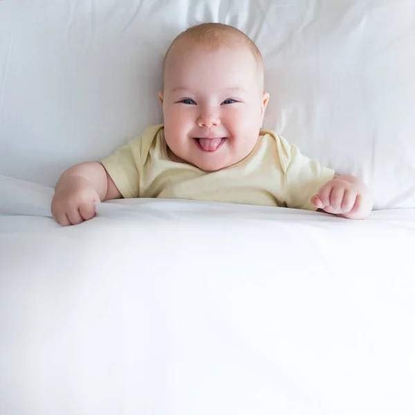 Вид Сверху Маленького Смешного Ребенка Лежащего Кровати Белым Одеялом — стоковое фото