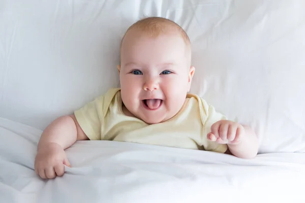 Вид Сверху Забавную Маленькую Девочку Лежащую Кровати Одеялом — стоковое фото