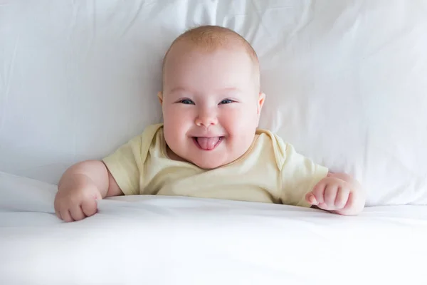 Vista Dall Alto Divertente Bambina Sdraiata Sul Letto Sotto Coperta — Foto Stock