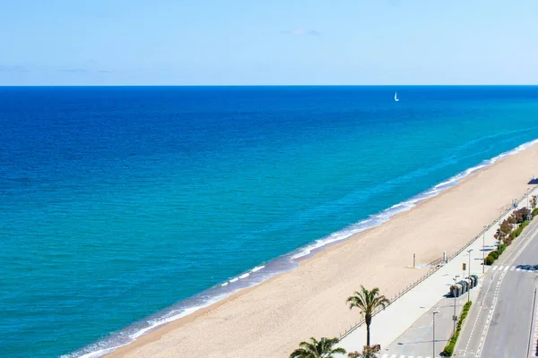 Letnie Tło Wybrzeże Morskie Żółtą Piaszczystą Plażą Hiszpanii — Zdjęcie stockowe