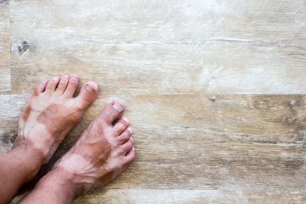 Yaz Tatili Arka Planı Bronzlaşmış Sandalet Şekilli Erkek Bacakları Ahşap — Stok fotoğraf