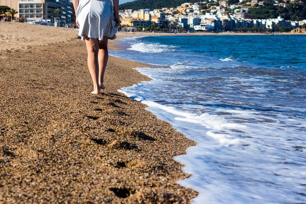 Été Vacances Marche Jeune Femme Empreintes Pas Sur Plage Coucher — Photo